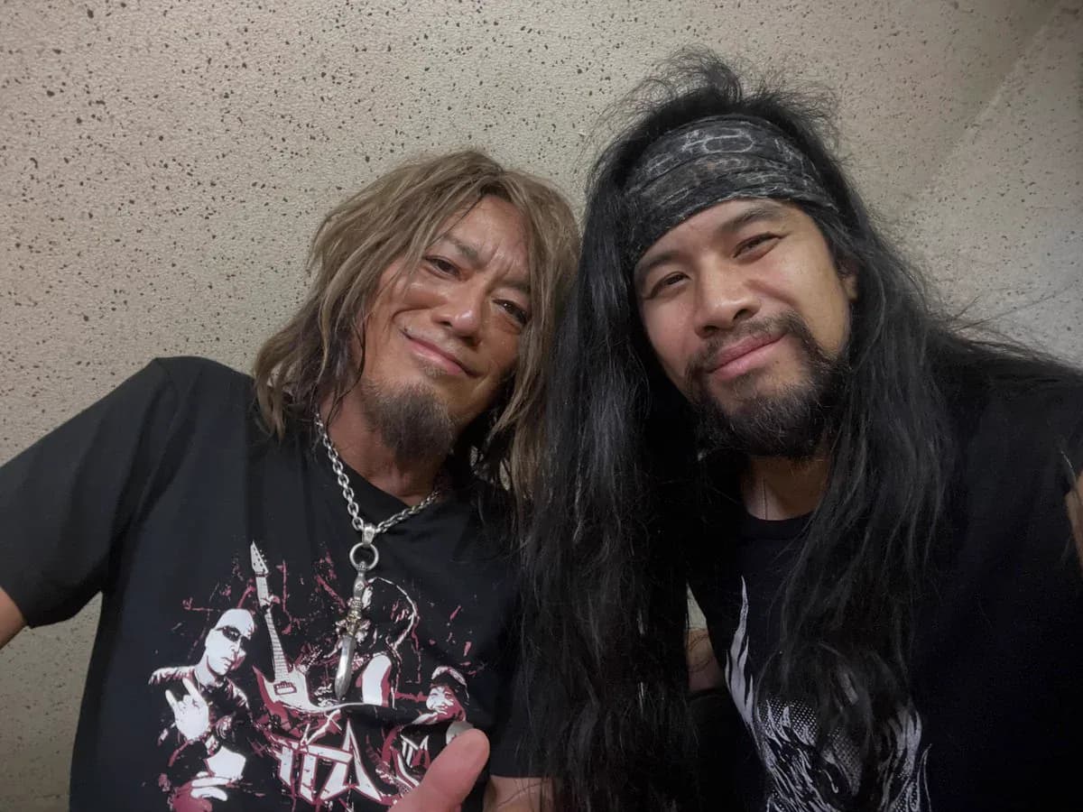 高崎晃さんは本当に最高です
世界のレジェンド・ラウドネスの皆さんと3回共演する光栄に恵まれてます
優しく温かく迎えてくれました
真に一流の方々は一切のおごりがなく人として素晴らしく、背中で導いてくれます
写真は10/5アムホールの楽屋裏です
ロックの巨星の方々との次の機会が楽しみです
